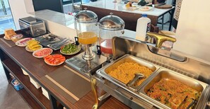 فطور من الأطباق المحلية مجانًا يوميًا