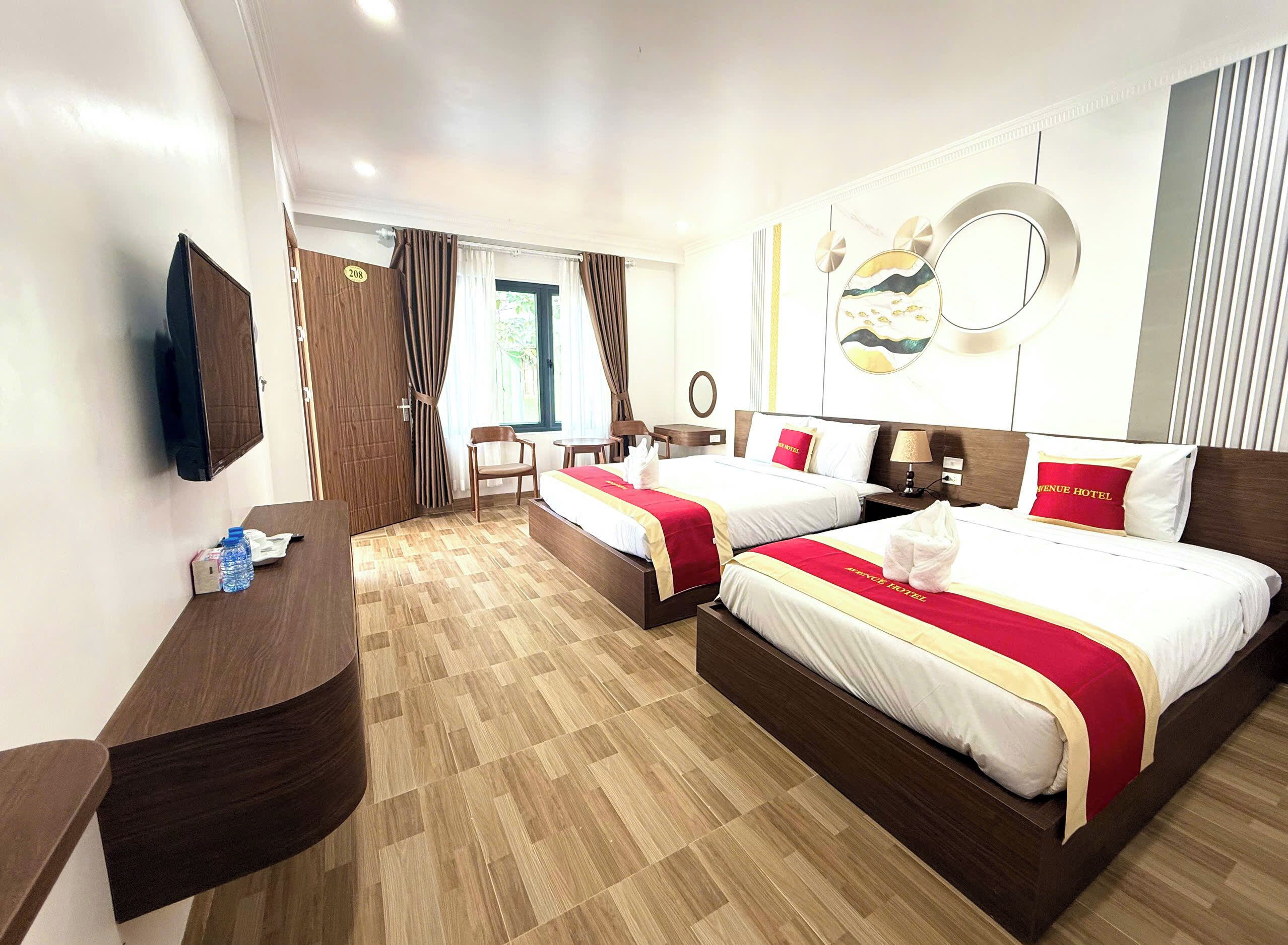 Habitación triple familiar | Caja de seguridad en la habitación y cortinas blackout 