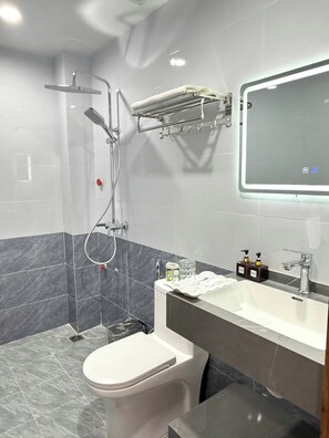 Shower, hair dryer, bathrobes, slippers - VangVieng Avenue Hotel (Vang Vieng)