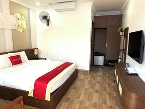 خزنة داخل الغرفة وستائر تعتيم