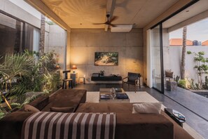 Vila luxo, 2 quartos, piscina particular, vista para o jardim | Área de estar | Smart TV 32 polegadas com canais digitais