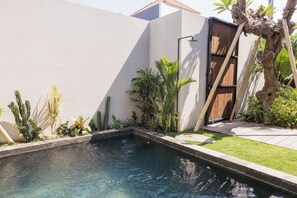 حمّام سباحة خارجي