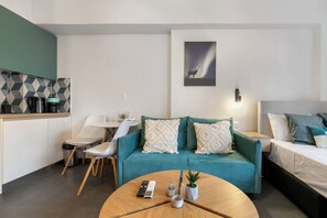 스튜디오, 더블침대 1개, 간이주방, 시내 전망 | 거실 공간 | 디지털 채널 시청이 가능한 43인치 스마트 TV, 넷플릭스, 스트리밍 서비스