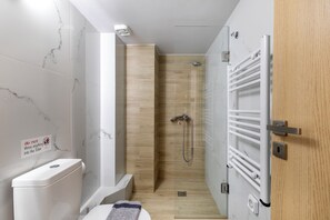 Studio, 1 lit double, cuisinette, vue sur la ville | Salle de bain | Douche, douche cascade, articles de toilette (gratuits)