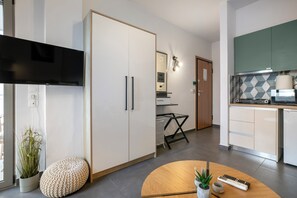 스튜디오, 더블침대 1개, 간이주방, 시내 전망 | 거실 공간 | 디지털 채널 시청이 가능한 43인치 스마트 TV, 넷플릭스, 스트리밍 서비스