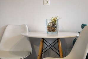 Studio, 1 lit double, cuisinette, vue sur la ville | Repas dans la chambre