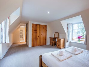 A bedroom with a large bed, wooden wardrobe, desk, and a window with curtains. - Wonderful private villa for 16 people with WIFI, TV, terrace and pets allowed (Corrimony)