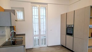 Una cocina moderna con horno integrado, un lavabo y una ventana con vistas.