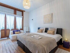 Travel crib, free WiFi