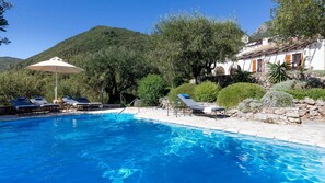 Una piscina al aire libre de temporada