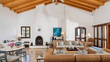 Comfort-Villa, Meerblick | Wohnbereich | Flachbildfernseher