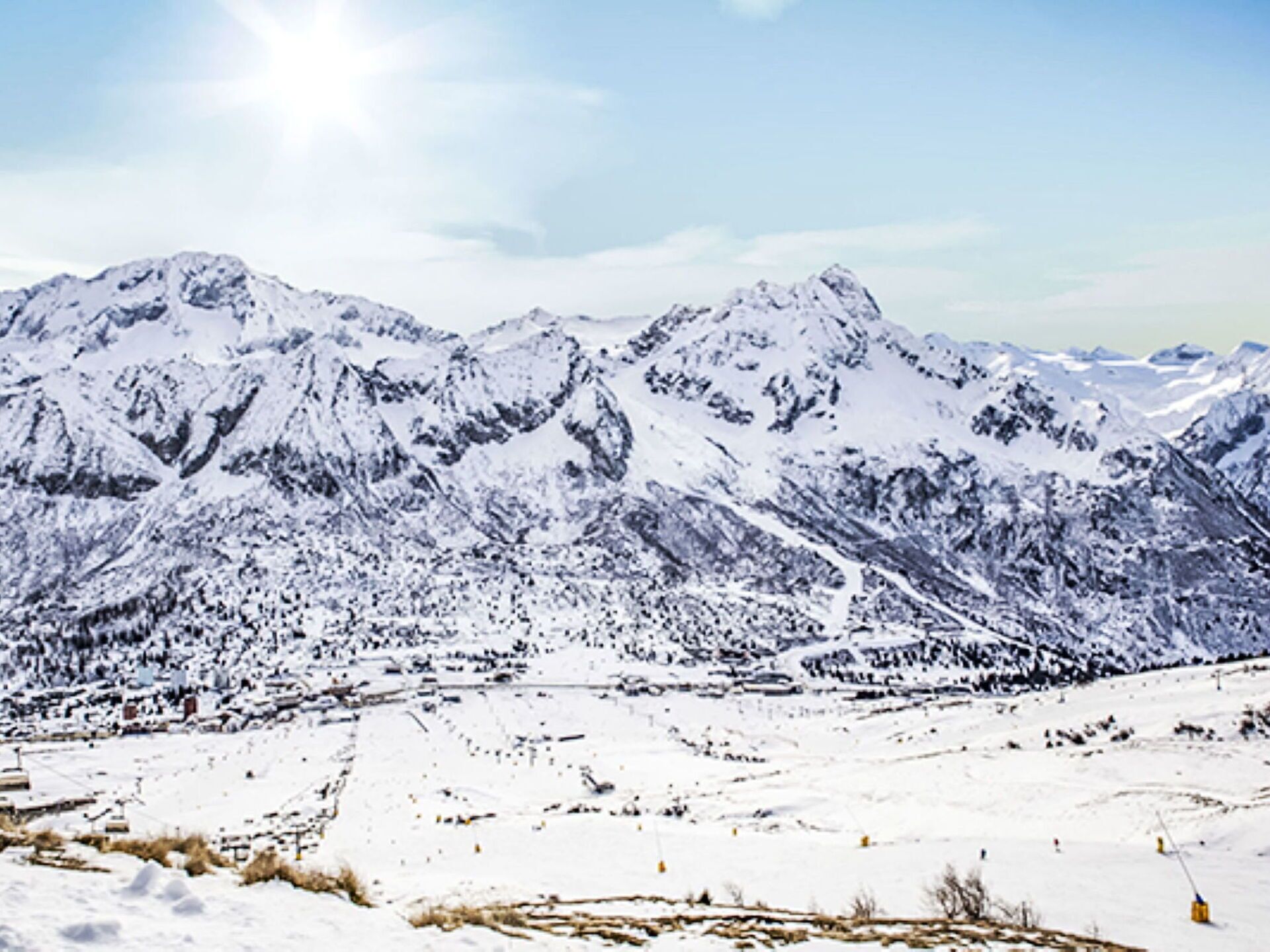 Un paysage de montagne enneigé sous un ciel dégagé.