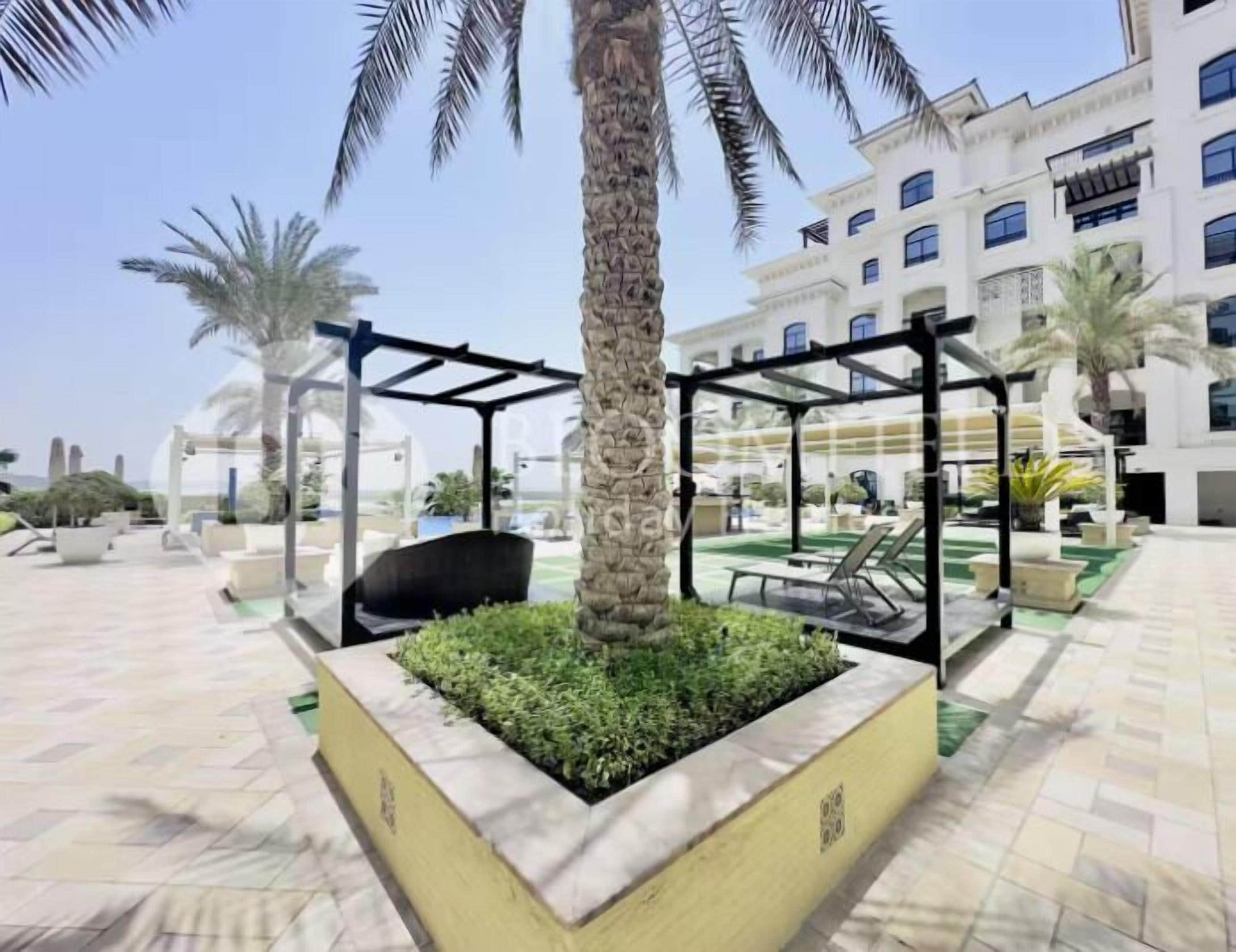 สระว่ายน้ำกลางแจ้ง