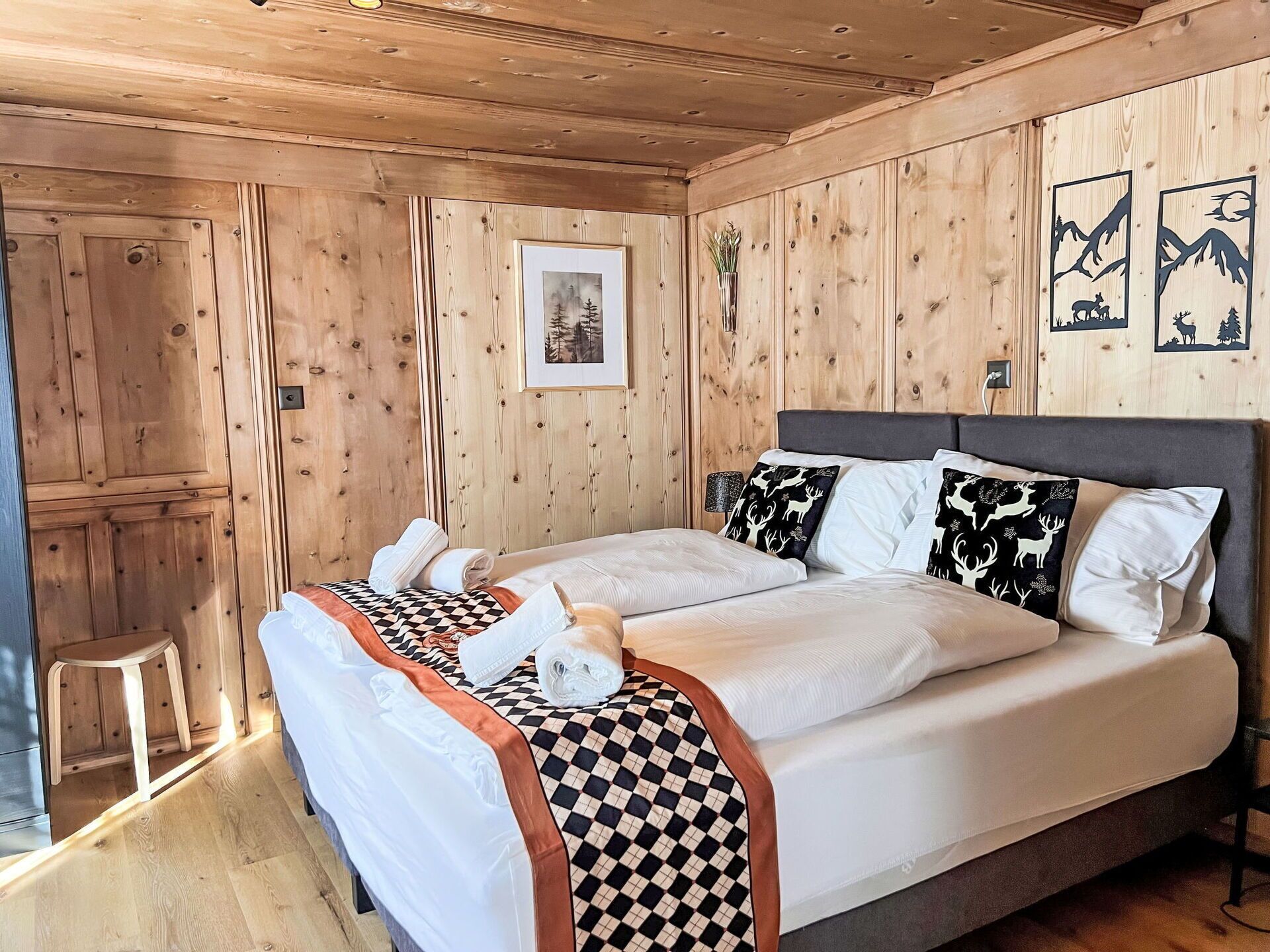 Möbel, Interior Design, Schlafzimmer, Fussboden, Bett, Flooring, Bettdecke, Bedding, Decke, Zimmer