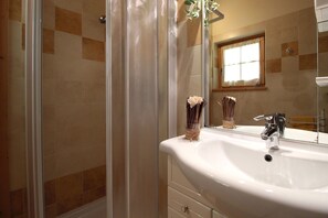Shower, hair dryer, bidet - Vacation Home in Pieve Tesino with 2 bedrooms sleeps 5 (Pieve Tesino)