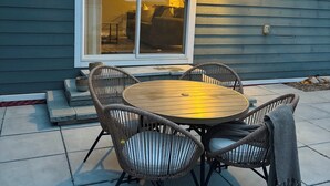 Outdoor dining - The Nook at Latimer - 2 Bedroom Carriage House- Short Walk to Downtown and Beach (Penticton)