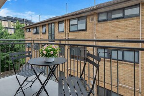 Outdoor dining - Barkly St Kilda Modern Escape by Ready Set Stay - linen, wifi, parking (St Kilda)