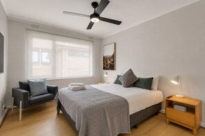 2 bedrooms, iron/ironing board, free WiFi, bed sheets - Barkly St Kilda Modern Escape by Ready Set Stay - linen, wifi, parking (St Kilda)