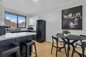 Fridge, microwave, oven, stovetop - Barkly St Kilda Modern Escape by Ready Set Stay - linen, wifi, parking (St Kilda)