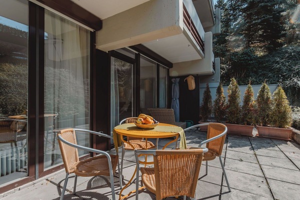 Holz, Möbel, Wohnung, Stuhl, Balkon, Holzbeize, Hartholz, Schatten, Kaffetisch, Daylighting