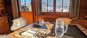 Cosy apartment for 7 guests with WIFI, hot tub, TV, balcony and pets allowed