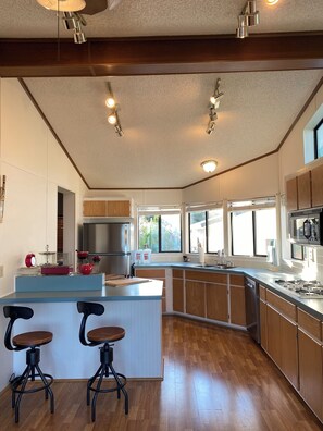 Fridge, microwave, oven, stovetop - Casa del Lago (Glenhaven)