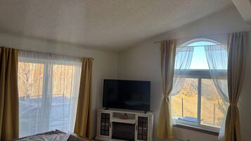 3 bedrooms, desk, travel crib, WiFi
