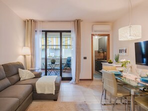 TV - Nice apartment for 4 people with WIFI, A/C, TV and patio (Vecchiano-nodica)