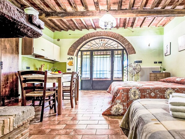 Travel cot, free WiFi