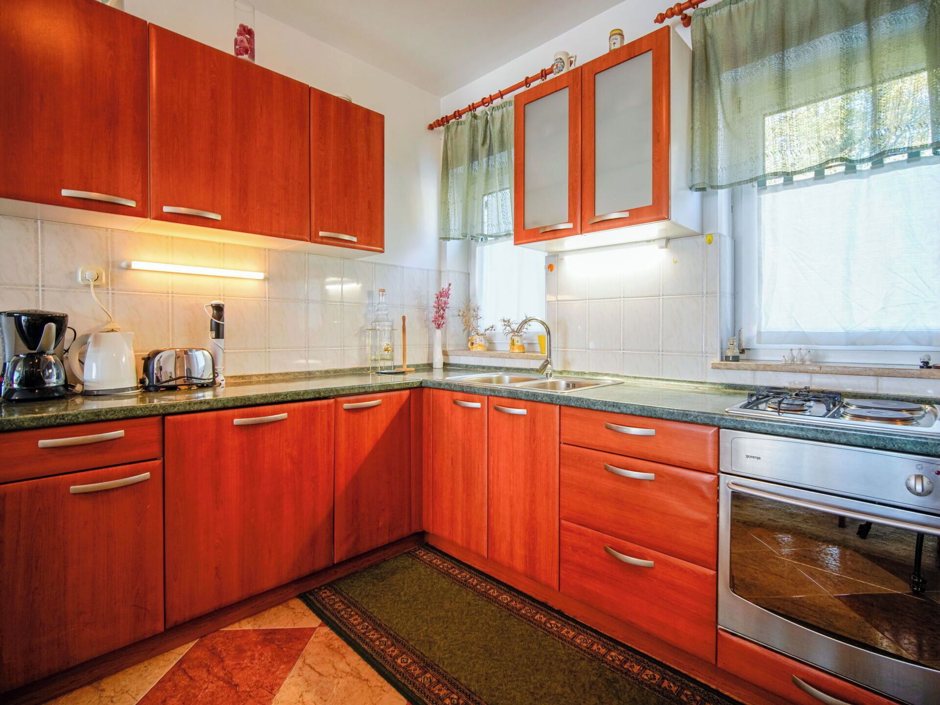 Cocina, Aparato De Cocina, Electrodoméstico, Mostrador, Gabinetes, Piso, Diseño De Interiores, Fregadero, Habitación, Suelo