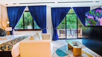 Penthouse de lujo, vista al lago | Caja de seguridad en la habitación, cortinas blackout y insonorización