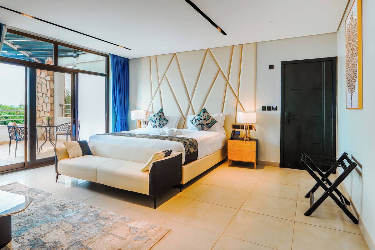Executive Suite | In-room safe, blackout drapes, soundproofing, WiFi (free)