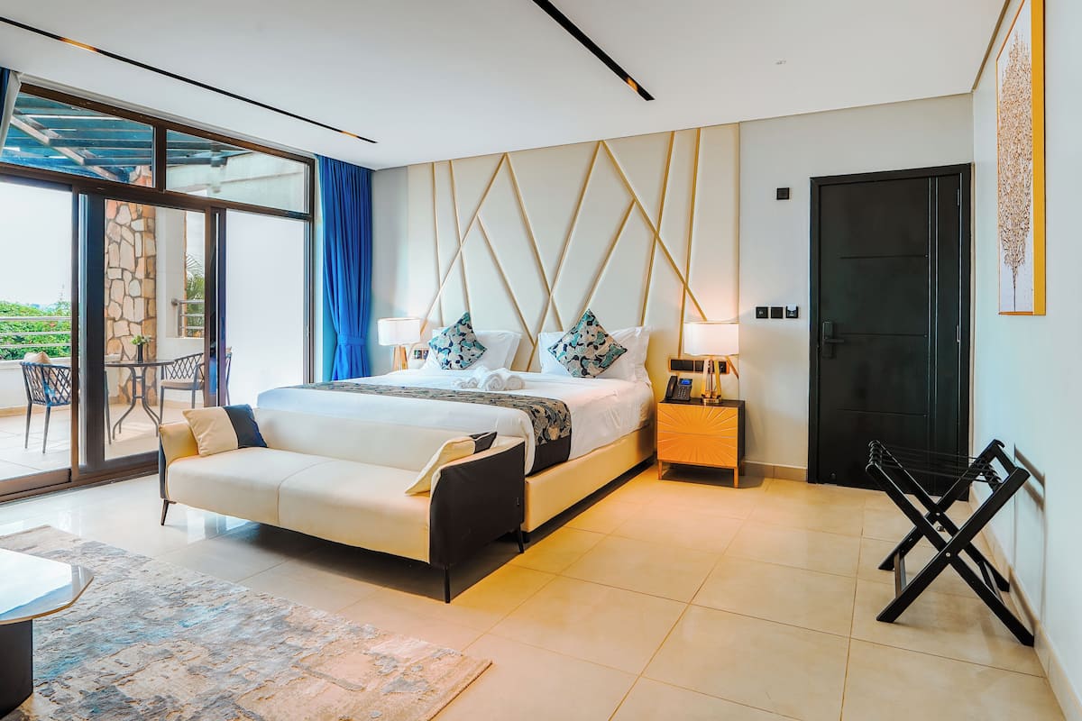 Executive Suite, Lake View | In-room safe, blackout drapes, soundproofing, free WiFi