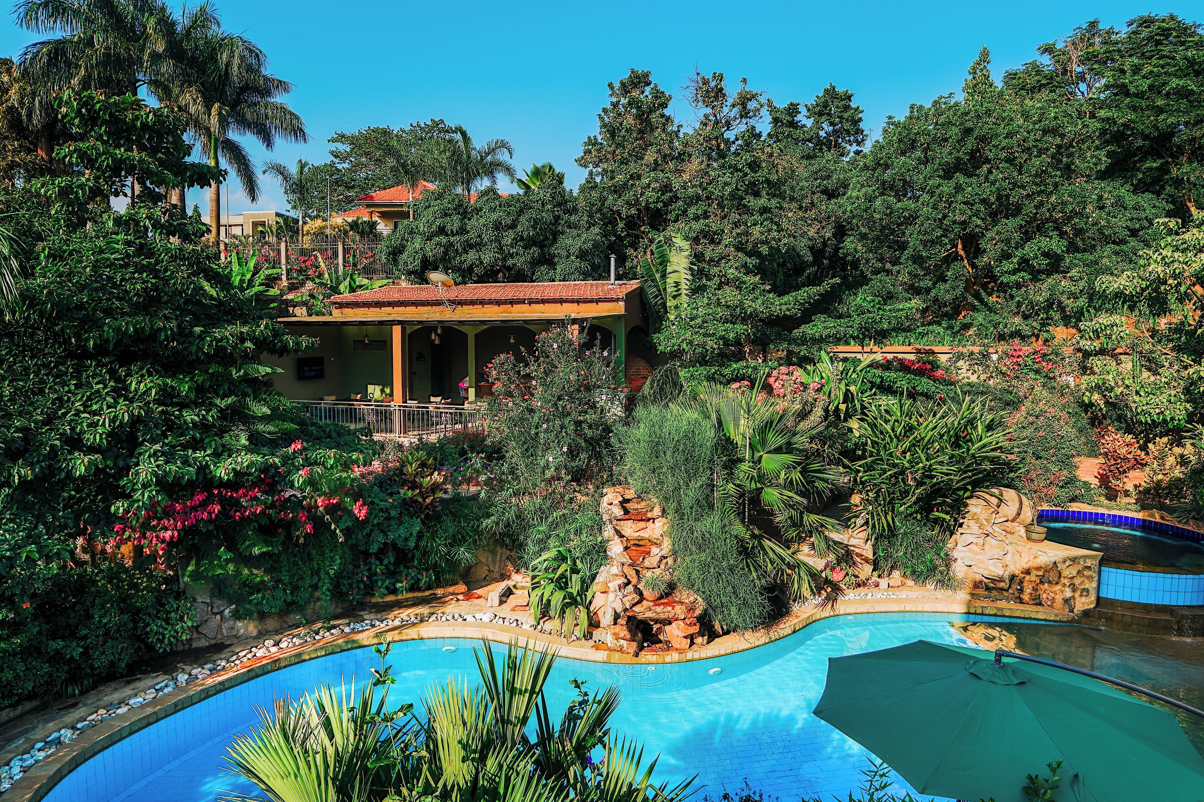 Una piscina al aire libre