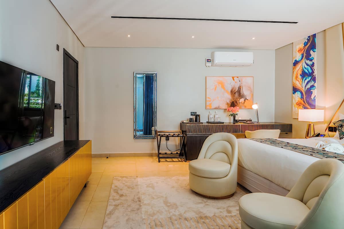 Deluxe Room, Lake View | In-room safe, blackout drapes, soundproofing, free WiFi