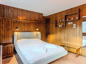 Travel crib, free WiFi