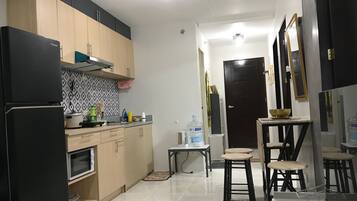 Fridge, microwave, stovetop, cookware/dishes/utensils