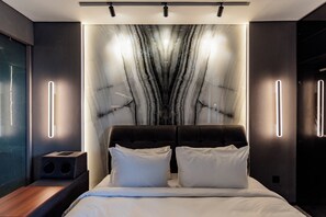 เครื่องนอนระดับพรีเมียม, เตียงพร้อมฟูกเสริมที่นอน, โต๊ะทำงาน