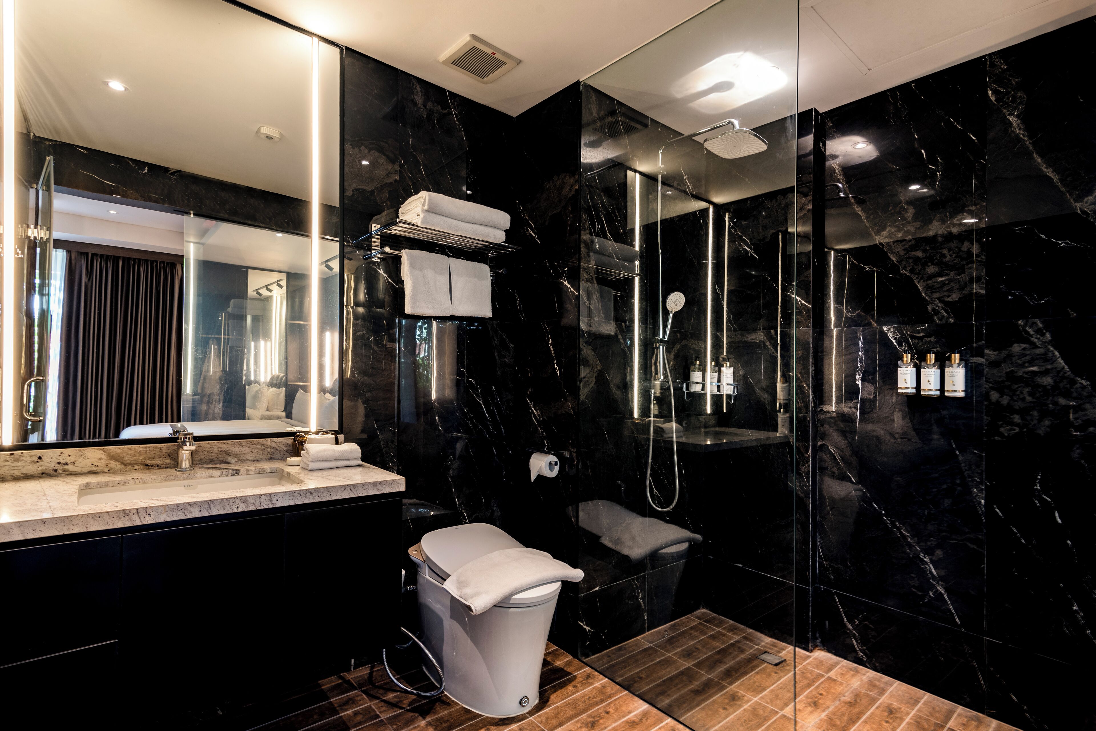 Handtücher, Seife, Shampoo, Toilettenpapier