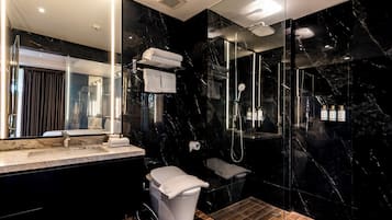 Handtücher, Seife, Shampoo, Toilettenpapier