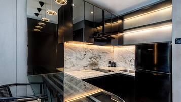 Frigobar, microondas, lavavajillas, cafetera/tetera