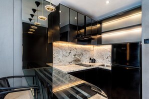 Frigorífico pequeño, microondas, lavavajillas y utensilios de cocina