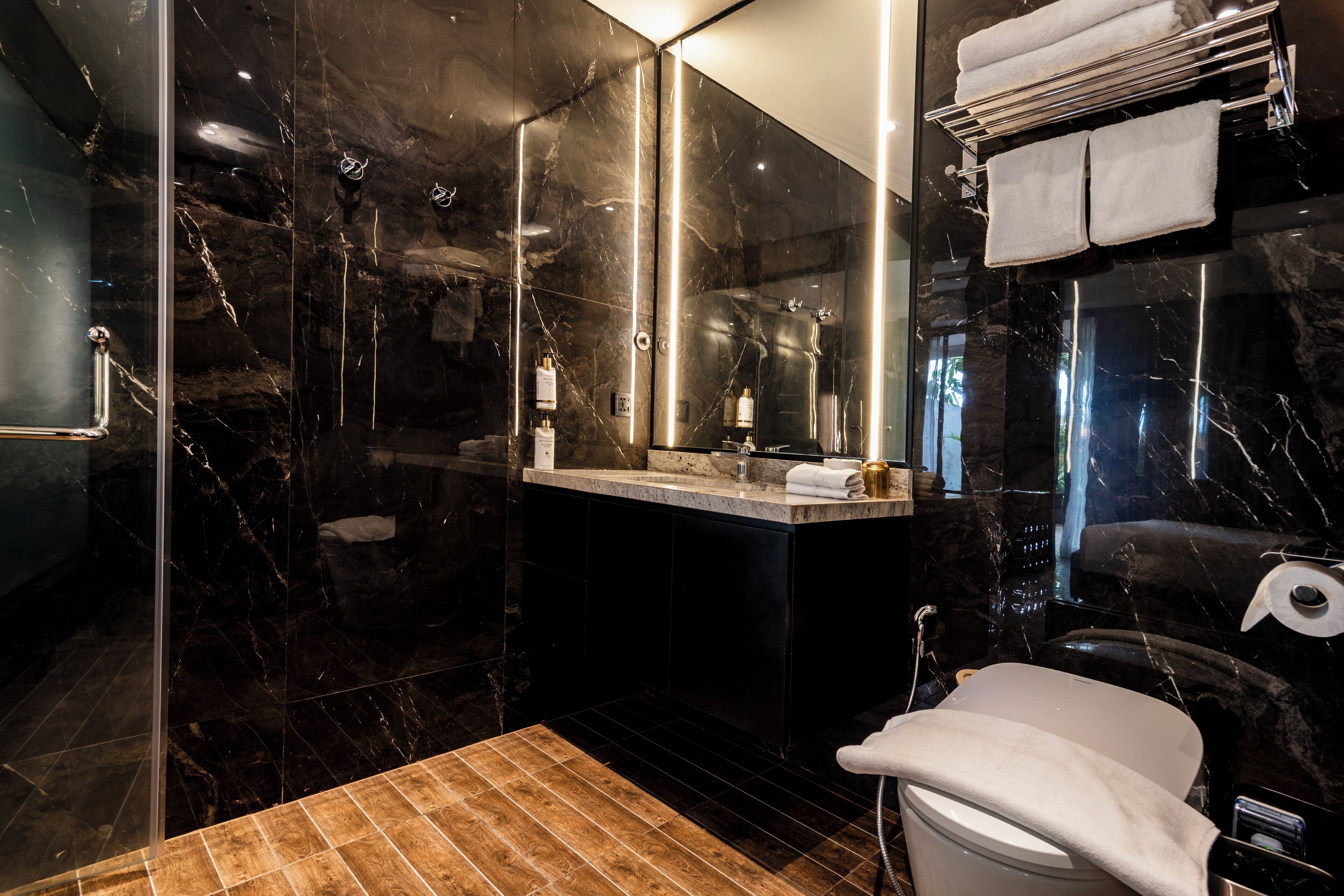 Tuala disediakan, sabun, syampu, tisu tandas 