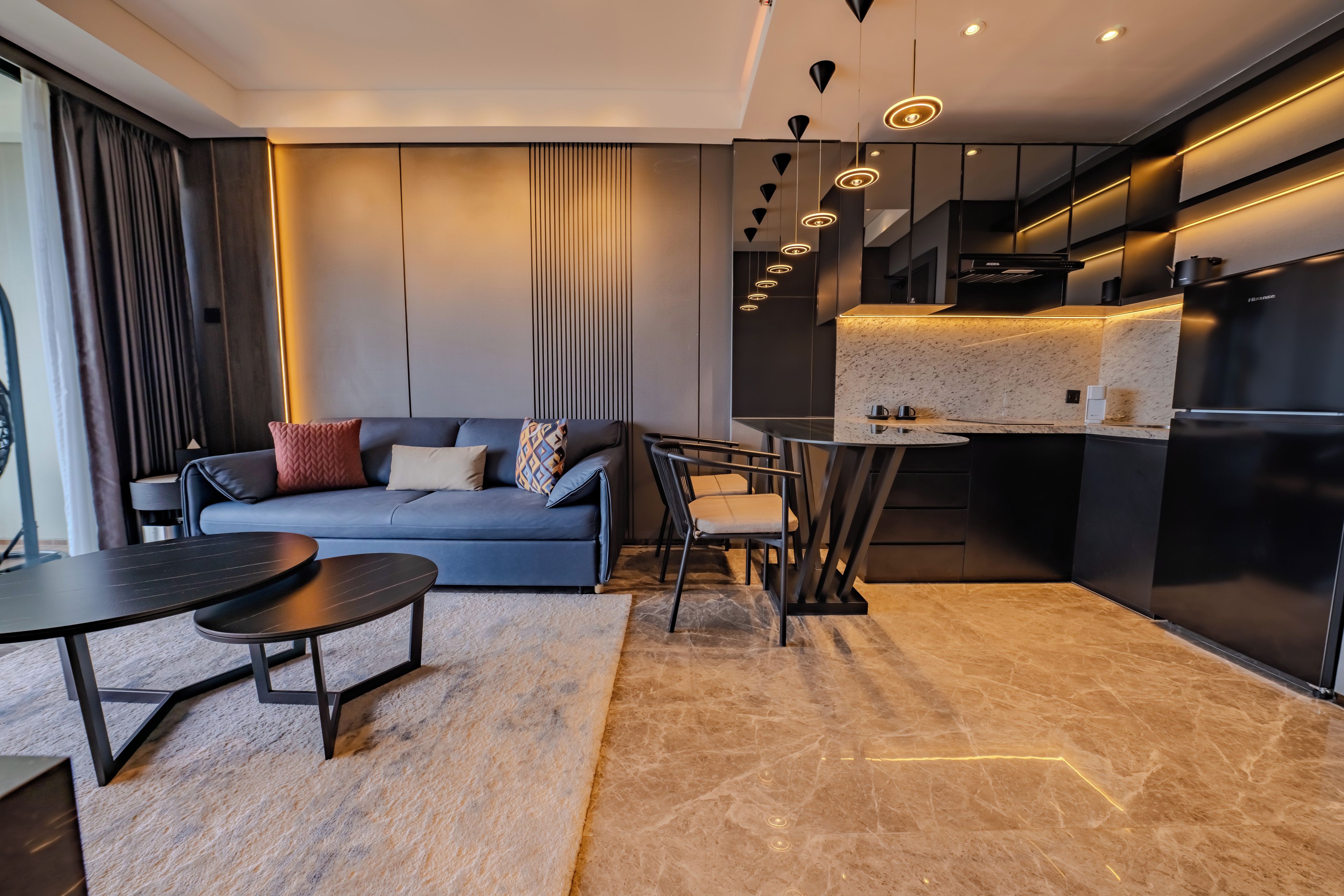 Una sala de estar moderna con sofá, mesa de centro y comedor.