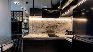 Deluxe Studio Suite, 1 King Bed, City View | Private kitchen | Mini-fridge, microwave, dishwasher, coffee/tea maker