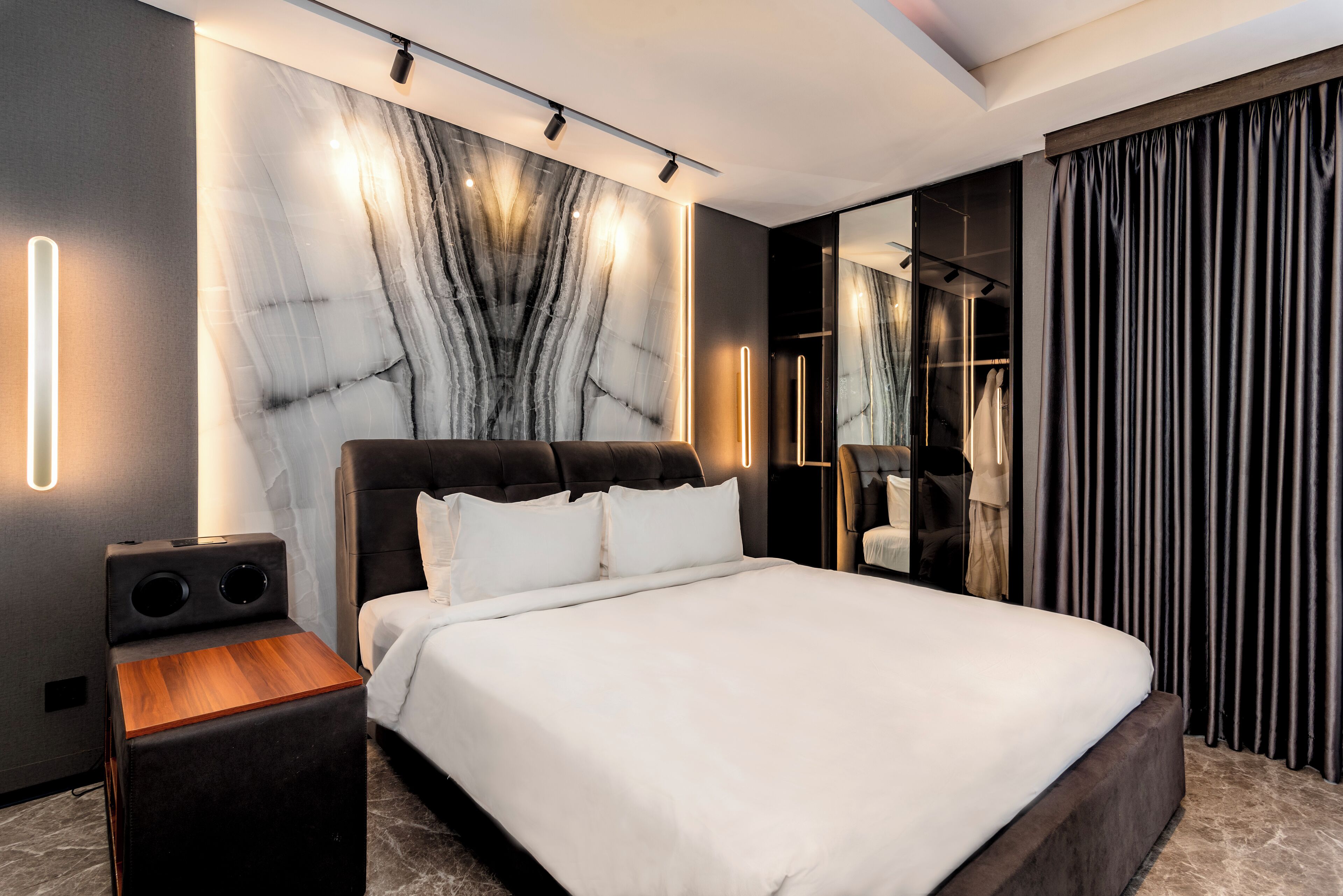 Hochwertige Bettwaren, Pillowtop-Betten, Schreibtisch