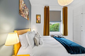 Escritorio, tabla de planchar con plancha y wifi 