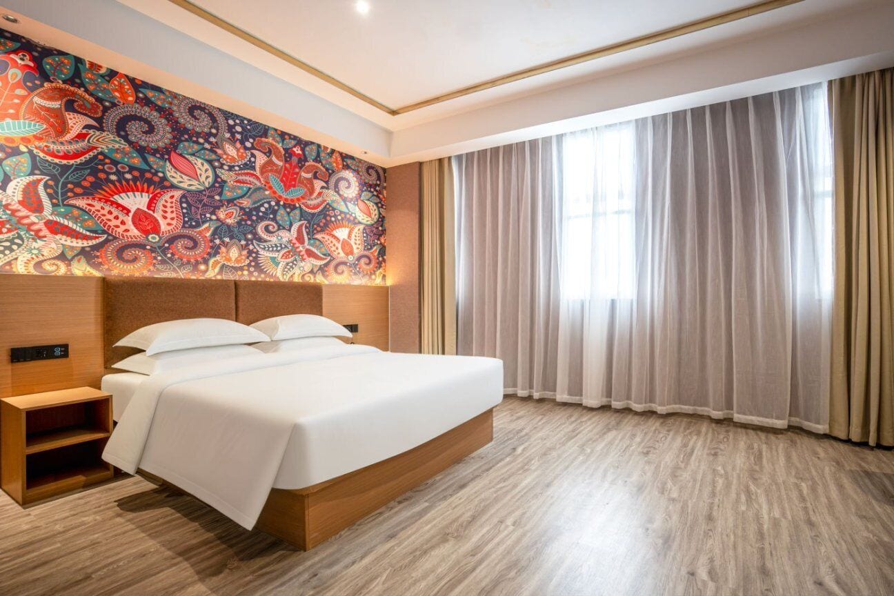 Bureau, espace de travail pour ordinateur portable, rideaux occultants