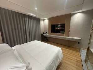 Executive Double or Twin Room, City View | Desk, laptop workspace, blackout drapes, iron/ironing board - BCN Barna Hotel (Ta Khmau)