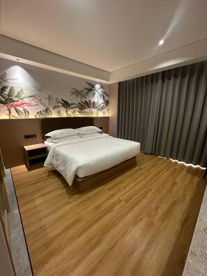 Desk, laptop workspace, blackout drapes, iron/ironing board - BCN Barna Hotel (Ta Khmau)